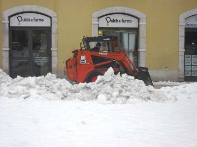 Un bobcat sta ripulendo la Piazza da questa mattina