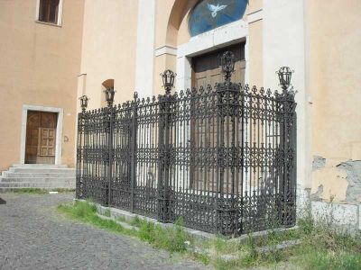 L'erba sta ingoiando l'edificio