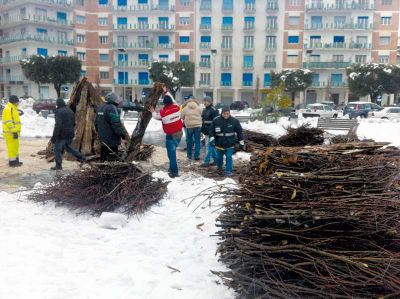 I soci della cooperativa dei parcheggiatori mentre predispongono la catasta di legna