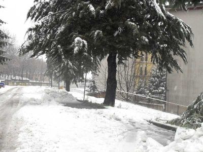 Le strade di contrada Alvanite sono invase dalla neve