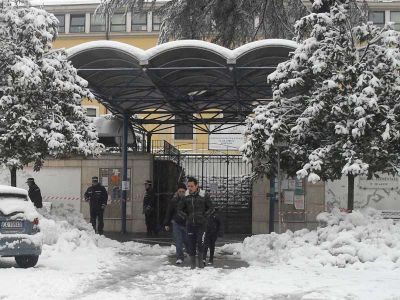 I Vigili urbani hanno effettuato un sopralluogo all'ingresso della Primaria dove la copertura è danneggiata