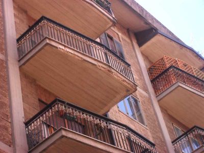 Il balcone del 4° piano da cui si è staccato il pezzo di cemento