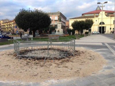 I resti del falò in Piazza