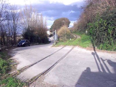 I binari di via Serino dove fino ad oggi correva il treno